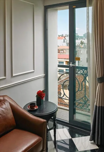 발코니가 있는 더블룸 - 무료 음료 1잔 — Aira Boutique Hanoi Hotel & Spa